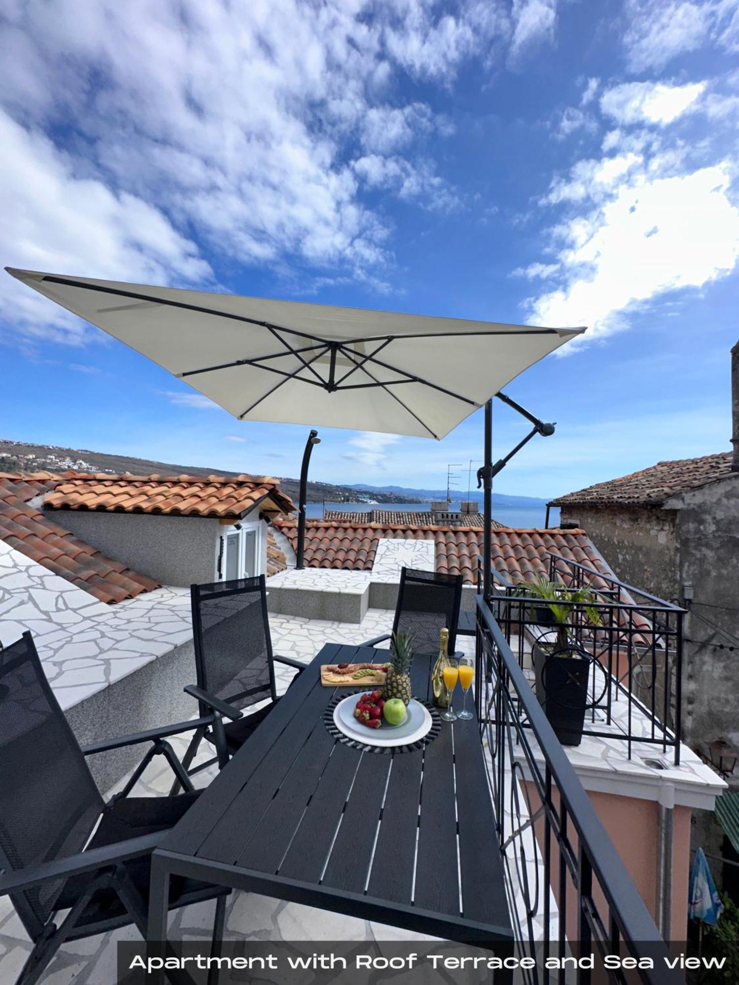 Volos With Roof Terrace, Sea View, Free Private Parking Apartma Opatija