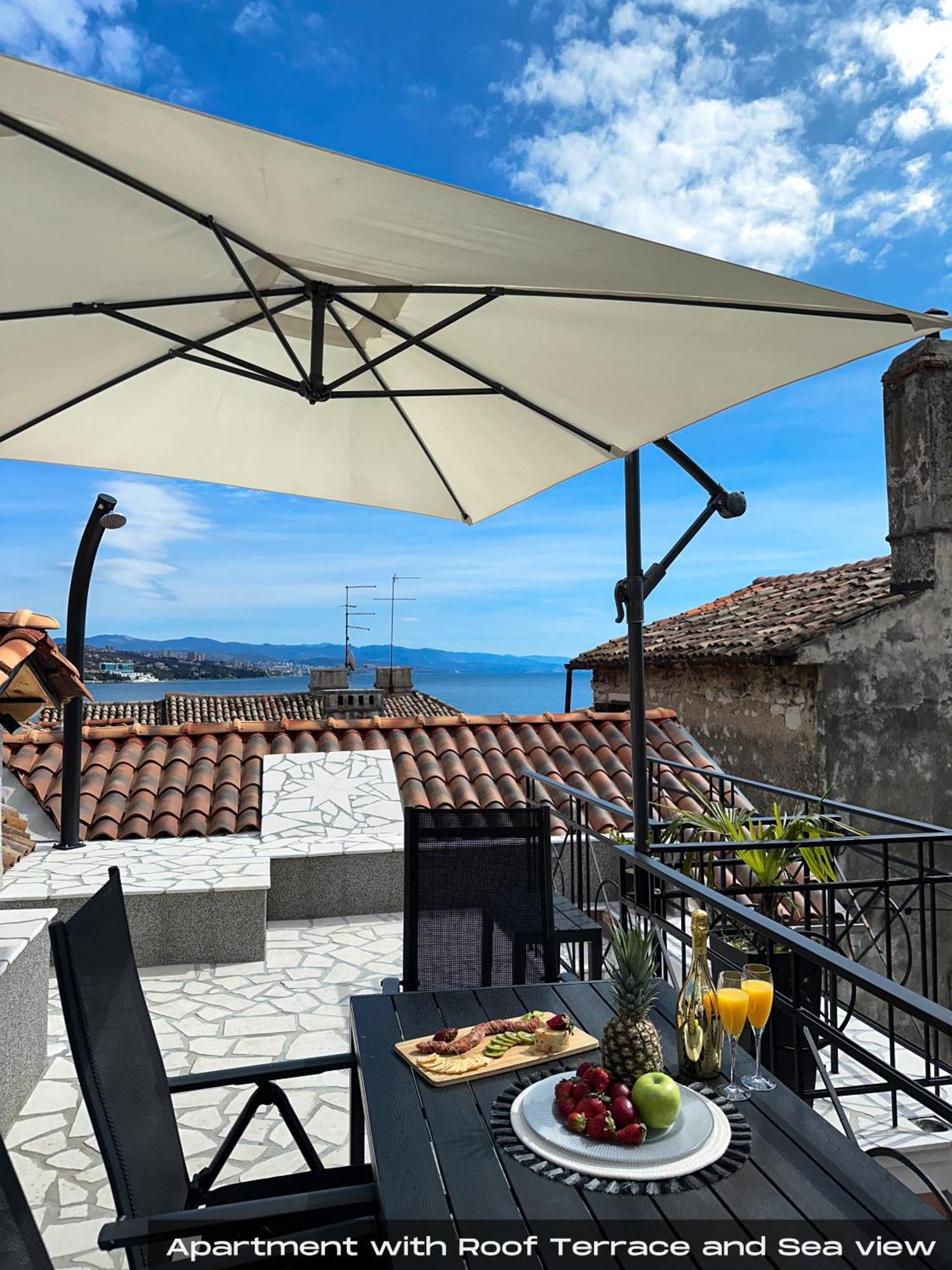 Volos With Roof Terrace, Sea View, Free Private Parking Apartment *