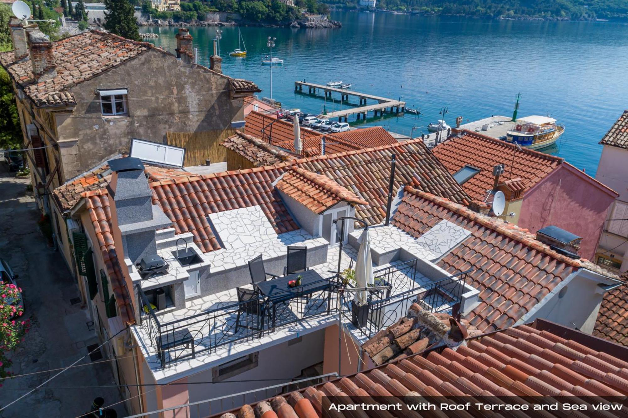 Volos With Roof Terrace, Sea View, Free Private Parking Apartment *