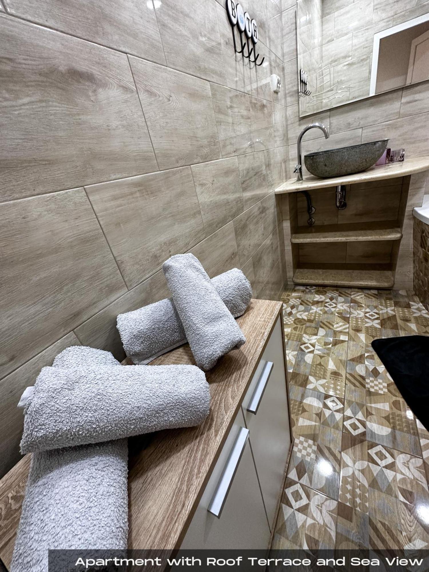 Volos With Roof Terrace, Sea View, Free Private Parking Apartment *