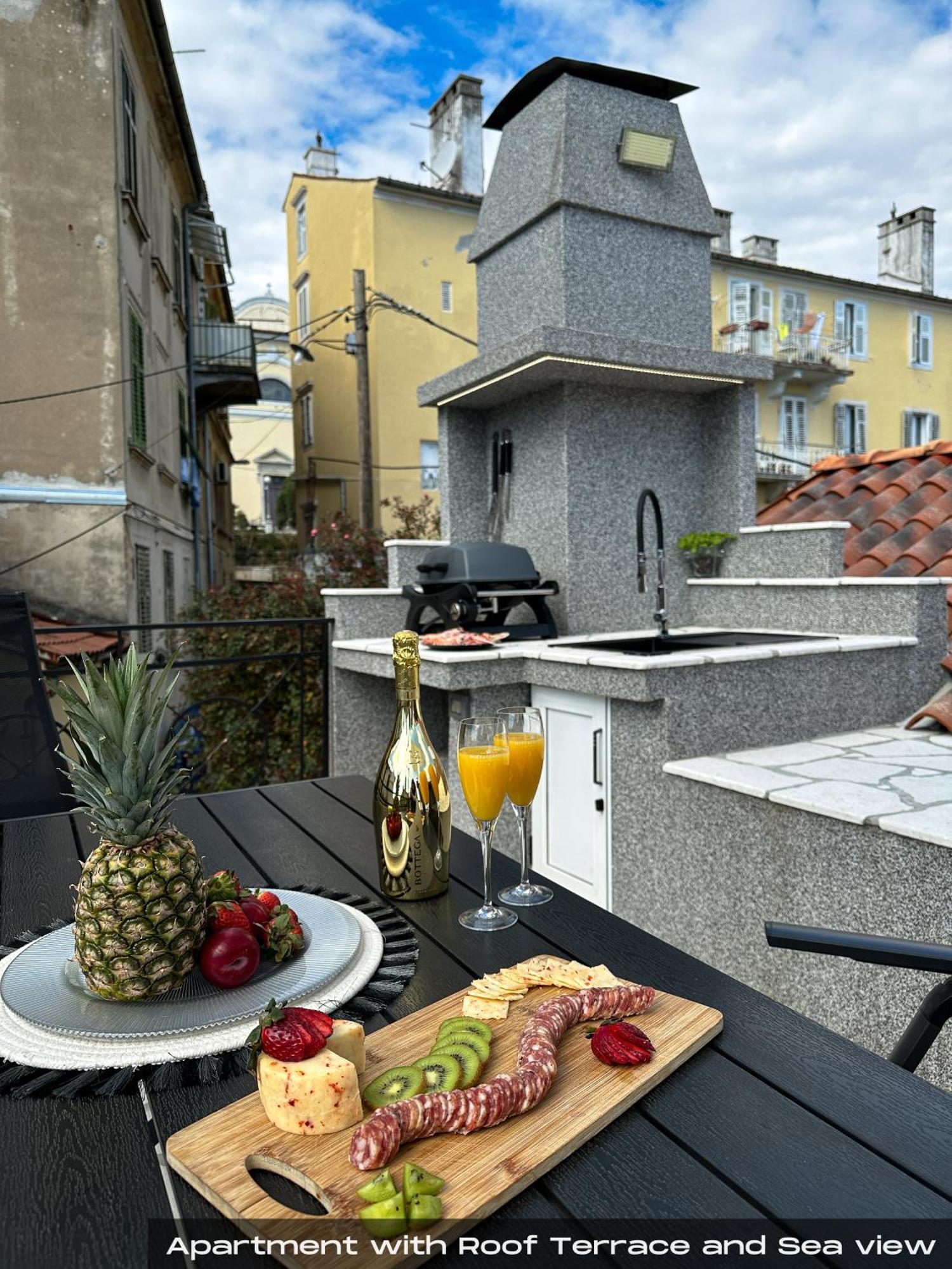 Volos With Roof Terrace, Sea View, Free Private Parking Apartment Opatija