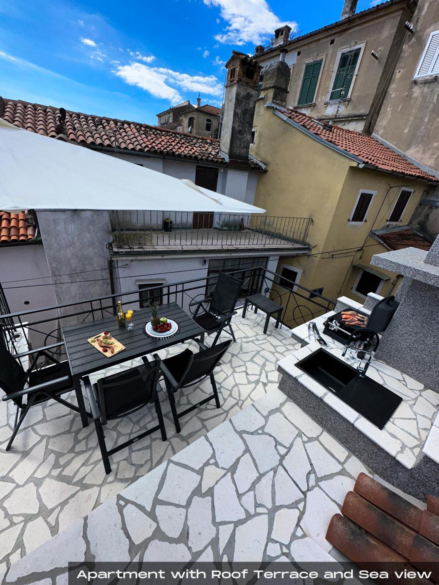 Volos With Roof Terrace, Sea View, Free Private Parking Apartment
