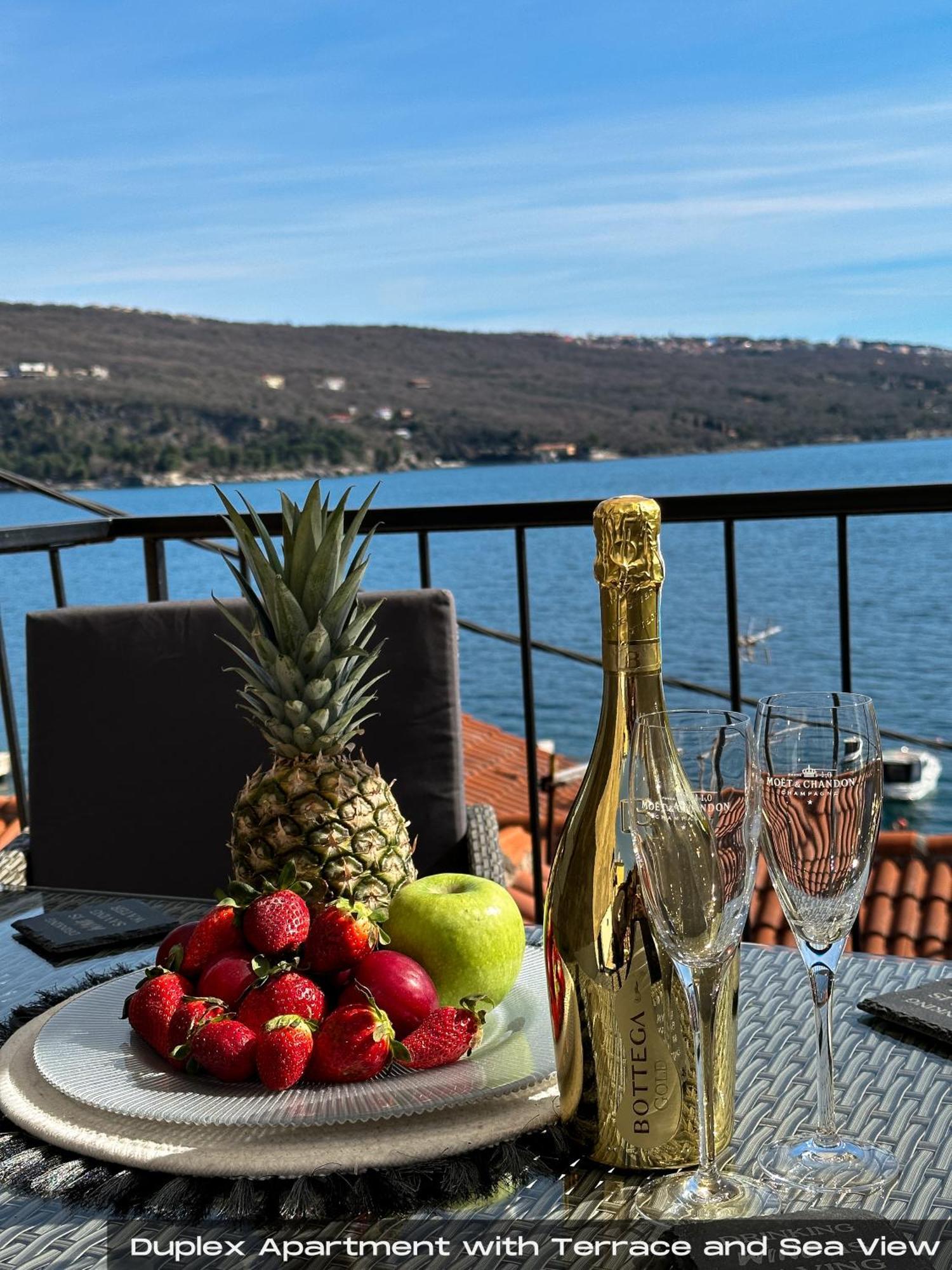 Volos With Roof Terrace, Sea View, Free Private Parking Apartment *