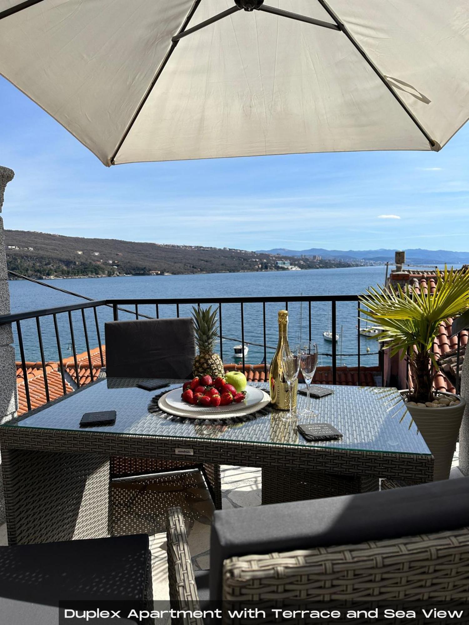 Volos With Roof Terrace, Sea View, Free Private Parking Apartment